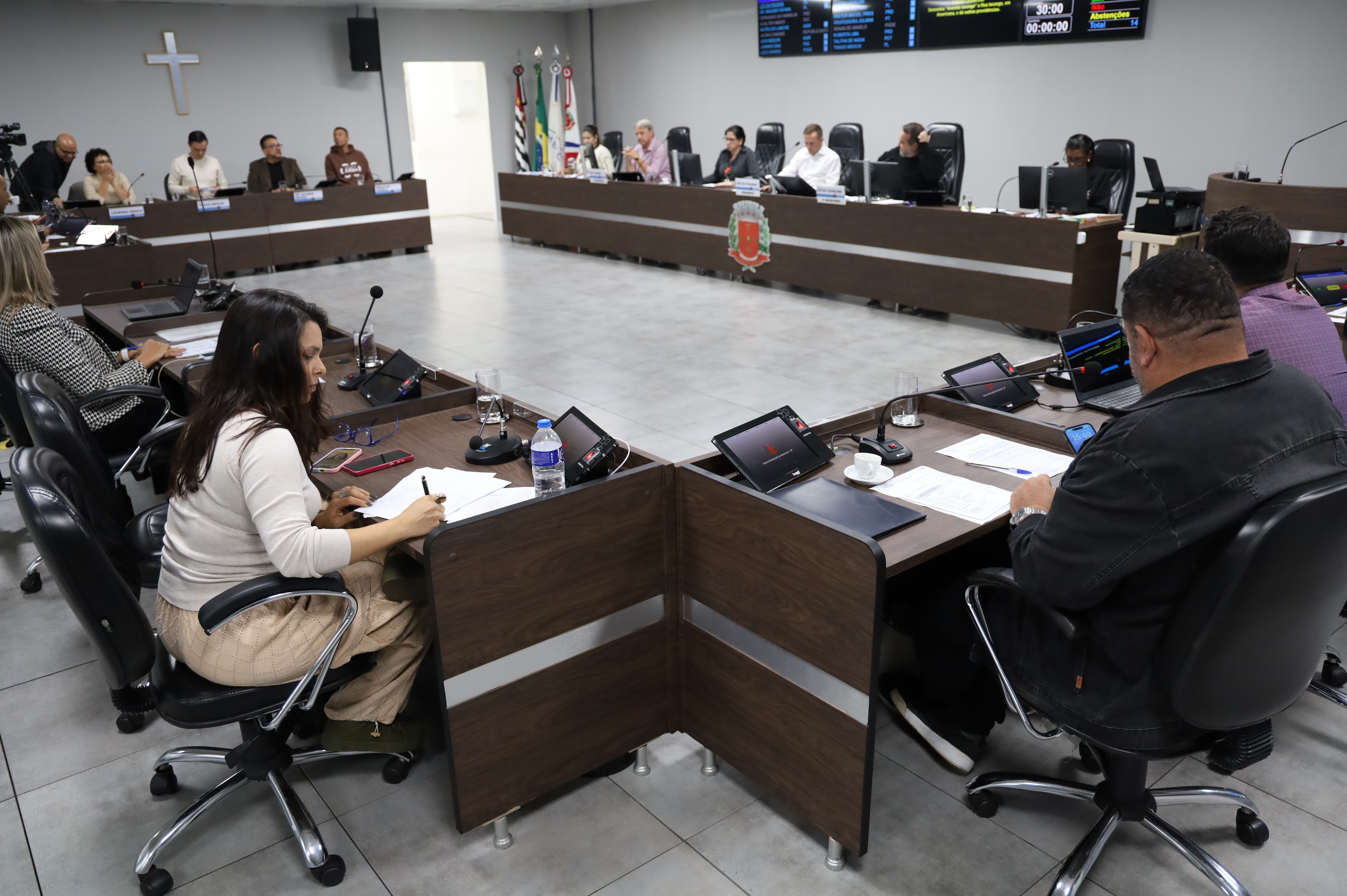 Vereadores aprovam oito projetos nesta terça-feira (19); sessão é interrompida por falta de energia