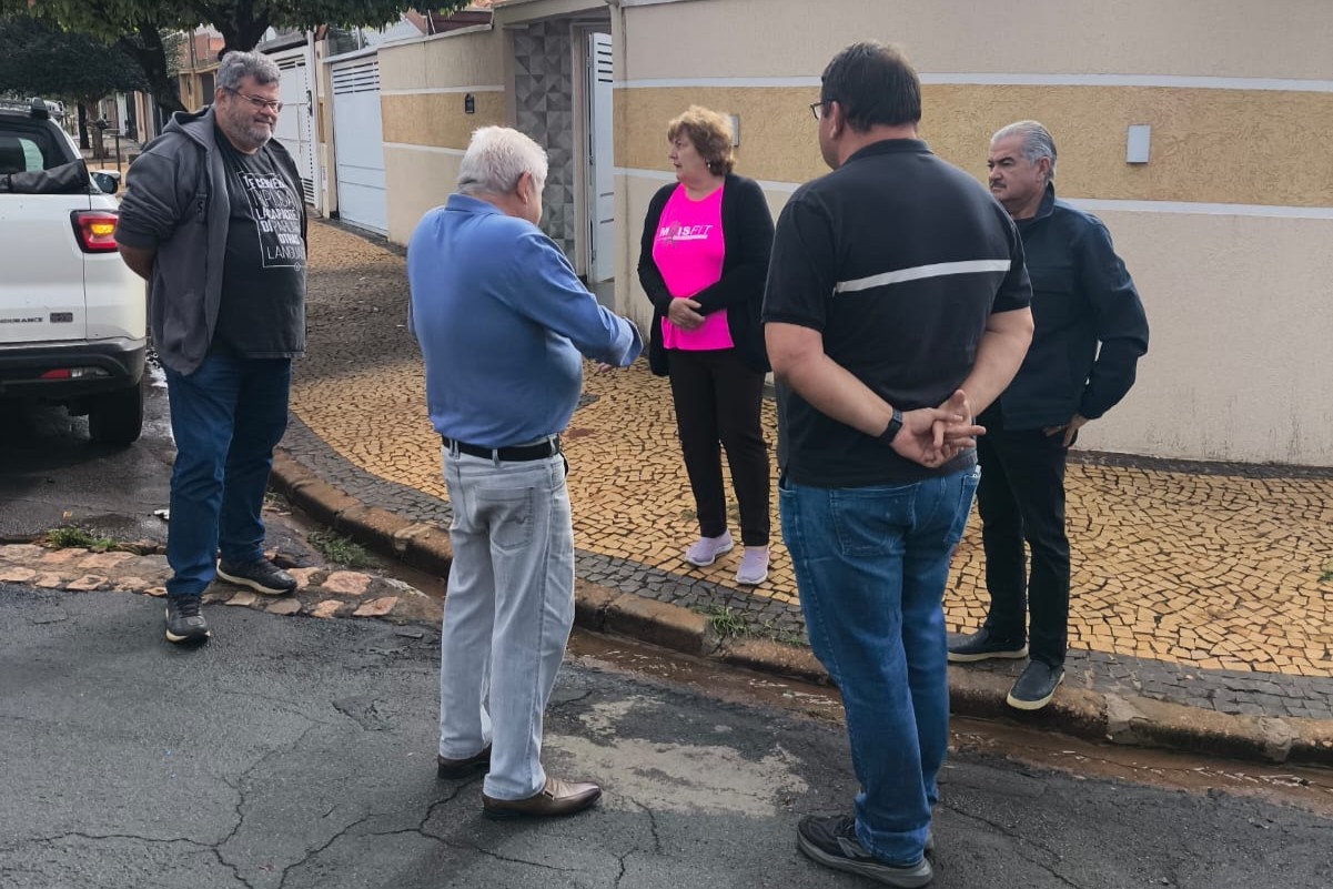 Marcos Caetano discute demandas de manutenção viária no Jardim Ipiranga