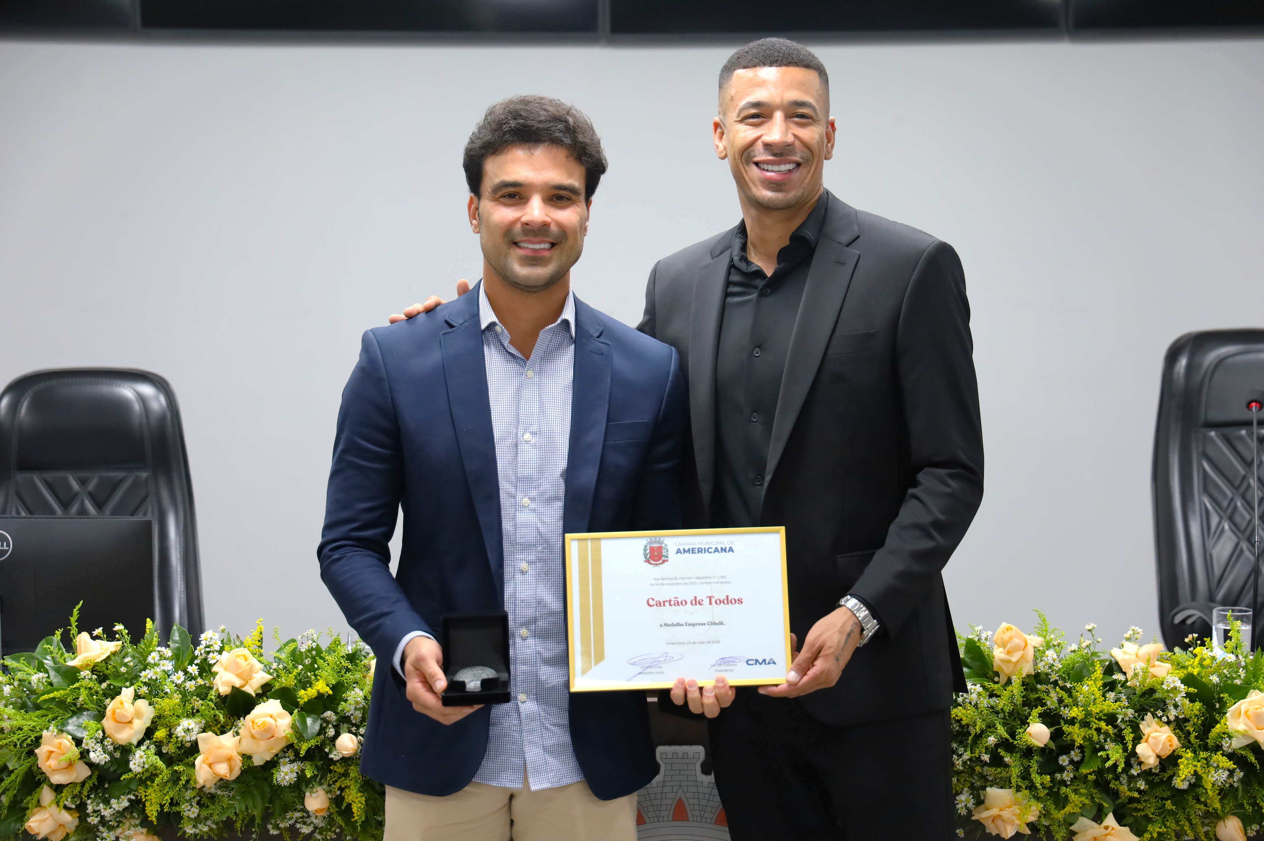 Medalha Empresa Cidadã é entregue ao Cartão de Todos em sessão solene