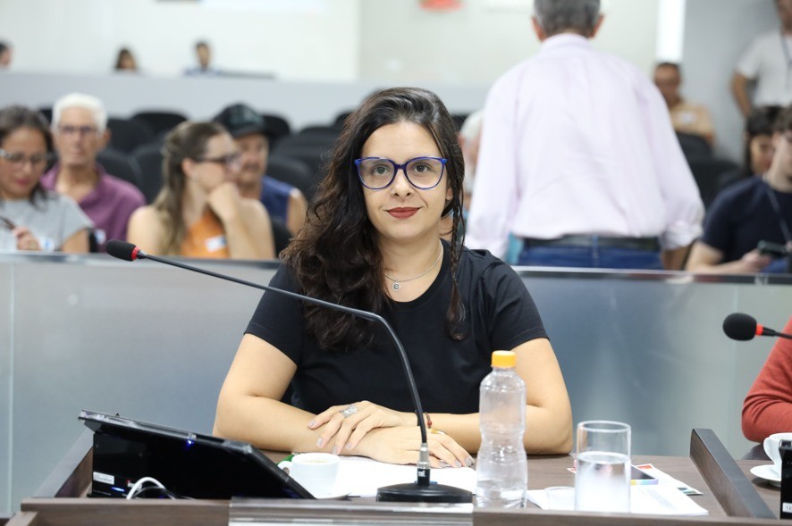 Professora Juliana pede informações sobre pagamentos e gestão de precatórios do município   