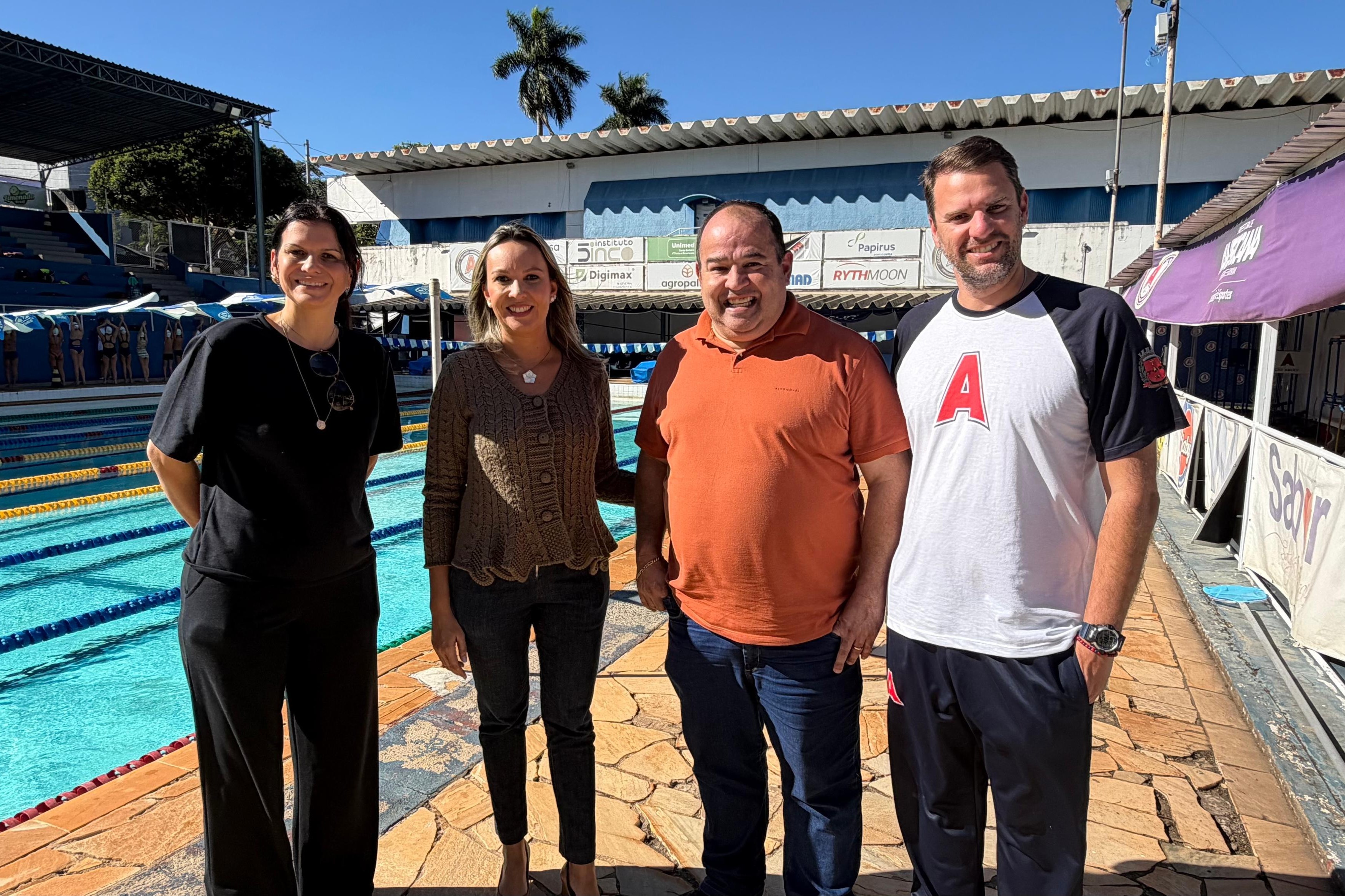 Talitha De Nadai acompanha instalação de novo sistema de aquecimento na piscina do Centro Cívico